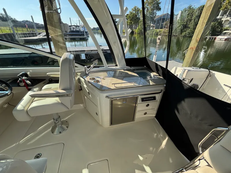 Slide: The Image of Boston Whaler 320 VANTAGE 2020 - 14