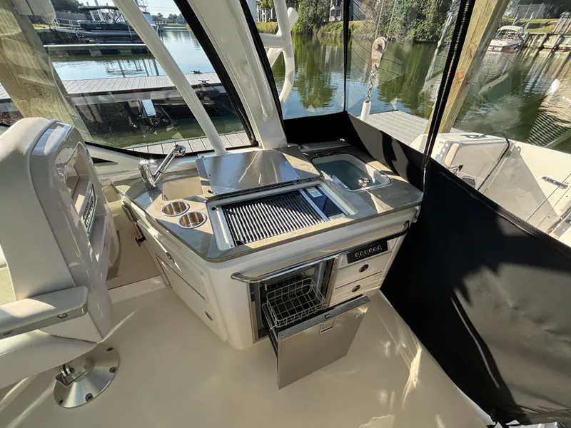 Slide: The Image of Boston Whaler 320 VANTAGE 2020 - 15