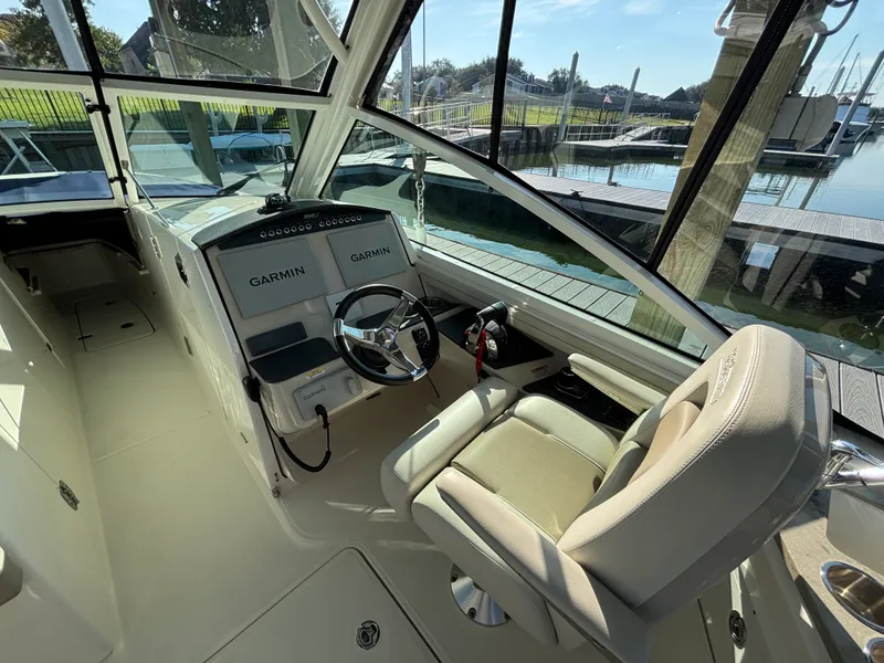 Slide: The Image of Boston Whaler 320 VANTAGE 2020 - 16