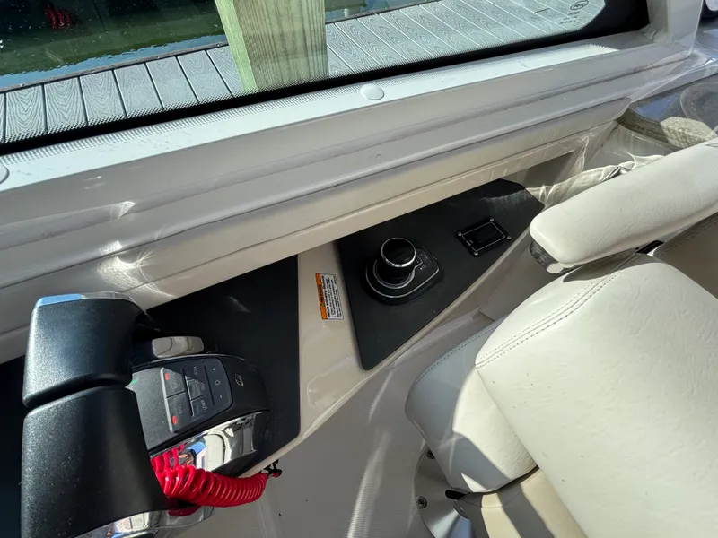 Slide: The Image of Boston Whaler 320 VANTAGE 2020 - 17