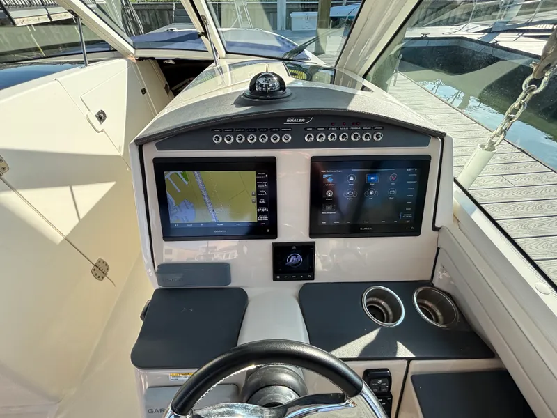 Slide: The Image of Boston Whaler 320 VANTAGE 2020 - 18