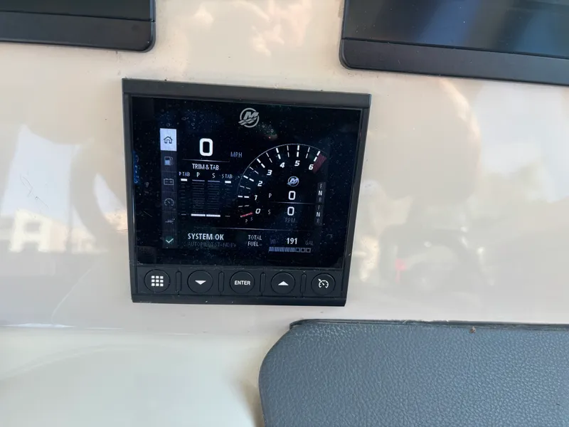 Slide: The Image of Boston Whaler 320 VANTAGE 2020 - 19