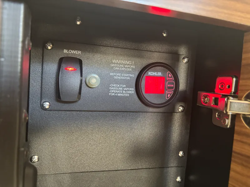 Slide: The Image of Boston Whaler 320 VANTAGE 2020 - 20