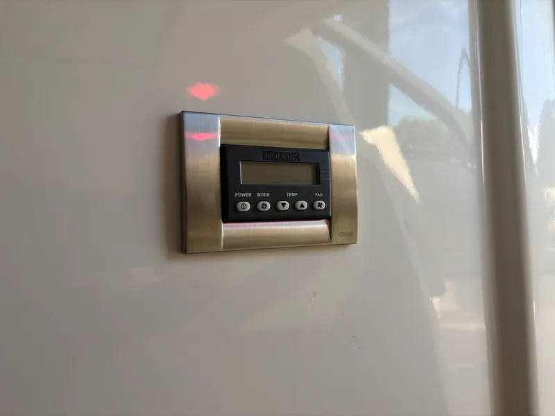 Slide: The Image of Boston Whaler 320 VANTAGE 2020 - 21