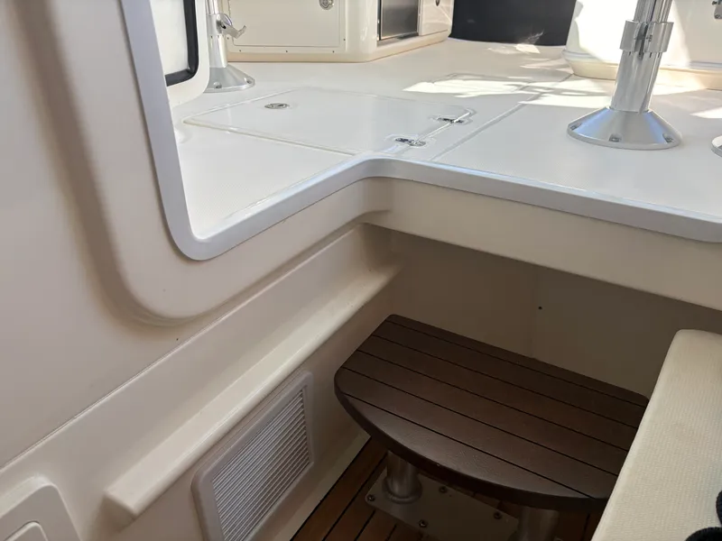 Slide: The Image of Boston Whaler 320 VANTAGE 2020 - 22