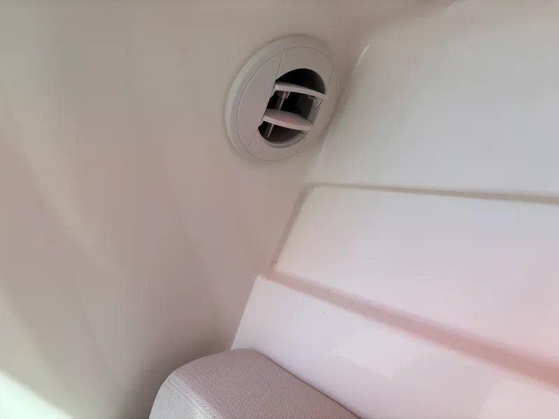 Slide: The Image of Boston Whaler 320 VANTAGE 2020 - 23