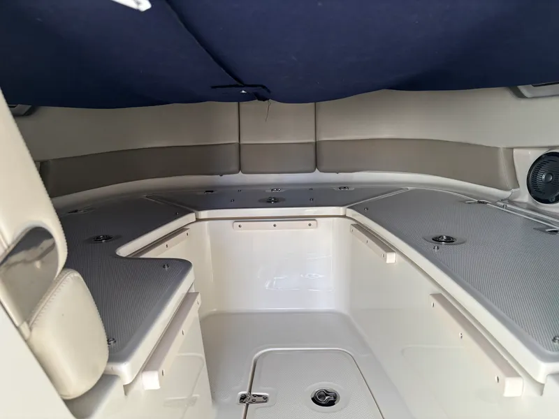 Slide: The Image of Boston Whaler 320 VANTAGE 2020 - 24