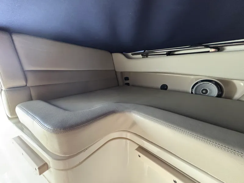 Slide: The Image of Boston Whaler 320 VANTAGE 2020 - 25