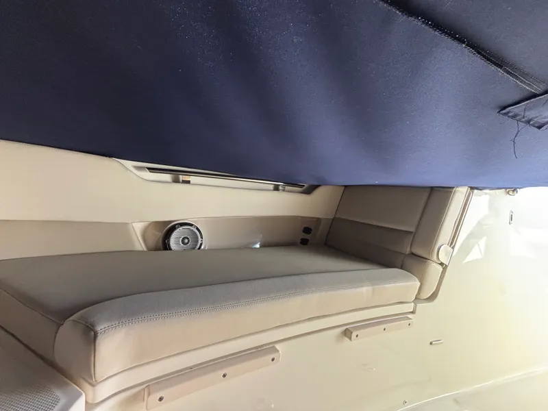 Slide: The Image of Boston Whaler 320 VANTAGE 2020 - 26