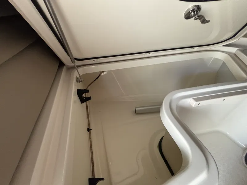 Slide: The Image of Boston Whaler 320 VANTAGE 2020 - 28