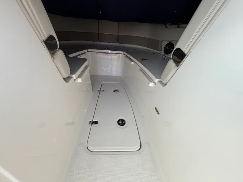 Slide: The Image of Boston Whaler 320 VANTAGE 2020 - 30