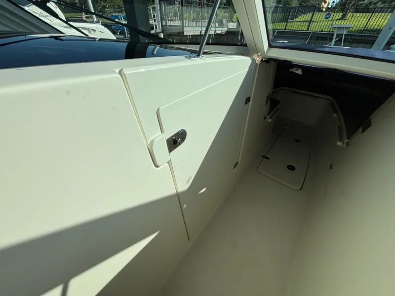 Slide: The Image of Boston Whaler 320 VANTAGE 2020 - 31