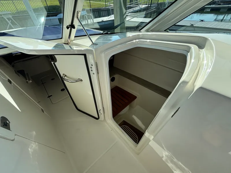 Slide: The Image of Boston Whaler 320 VANTAGE 2020 - 32