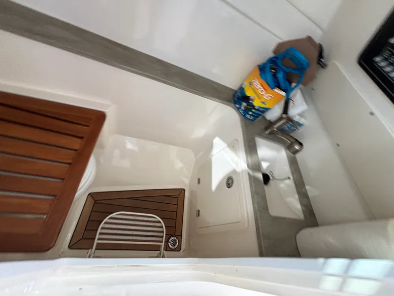 Slide: The Image of Boston Whaler 320 VANTAGE 2020 - 33