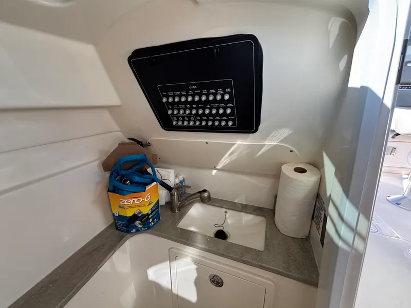 Slide: The Image of Boston Whaler 320 VANTAGE 2020 - 34