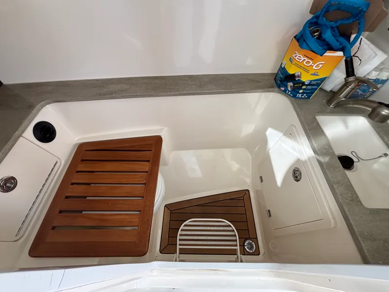 Slide: The Image of Boston Whaler 320 VANTAGE 2020 - 35