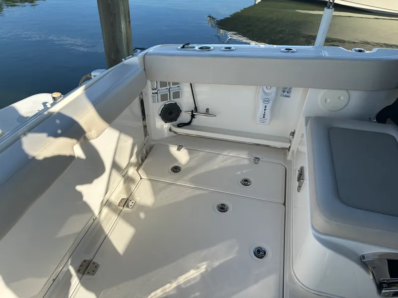 Slide: The Image of Boston Whaler 320 VANTAGE 2020 - 7