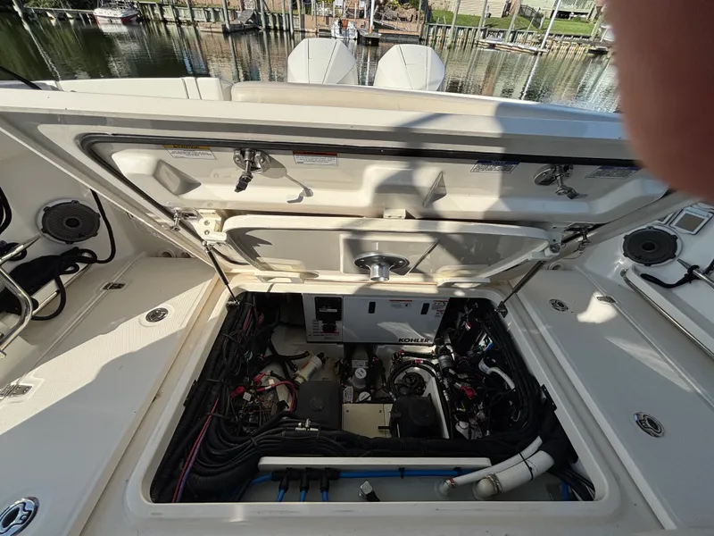 Slide: The Image of Boston Whaler 320 VANTAGE 2020 - 9