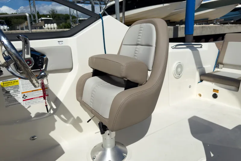 Slide: The Image of Boston Whaler 210 Vantage 2026 - 10