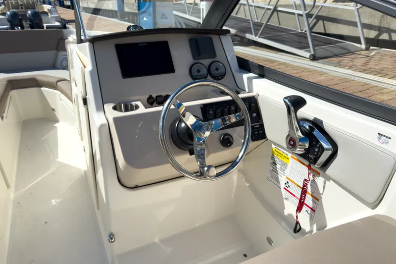Slide: The Image of Boston Whaler 210 Vantage 2026 - 11