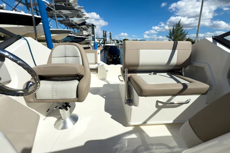 Slide: The Image of Boston Whaler 210 Vantage 2026 - 14