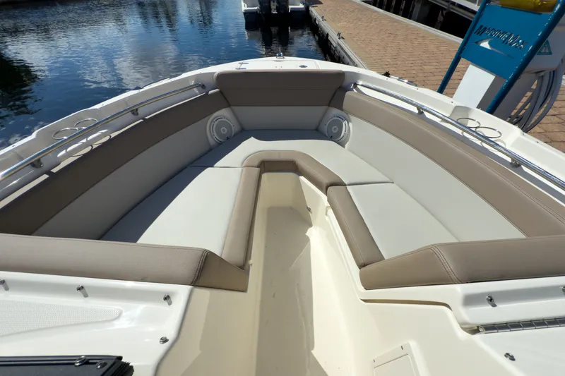 Slide: The Image of Boston Whaler 210 Vantage 2026 - 15