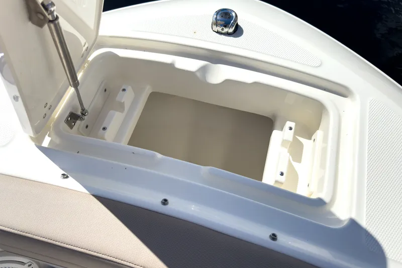 Slide: The Image of Boston Whaler 210 Vantage 2026 - 16