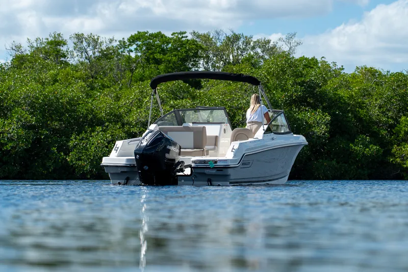 Slide: The Image of Boston Whaler 210 Vantage 2026 - 23