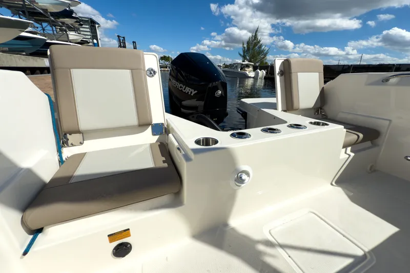 Slide: The Image of Boston Whaler 210 Vantage 2026 - 6