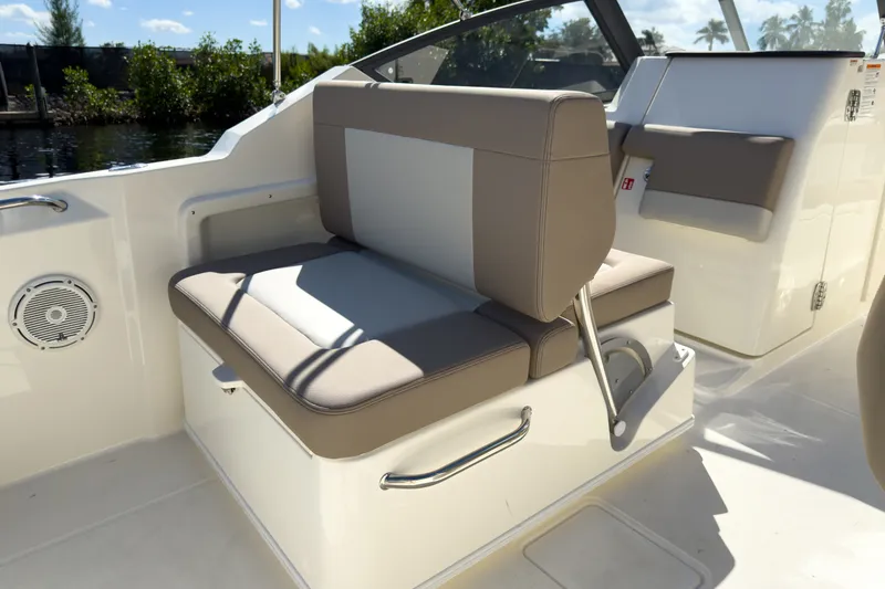 Slide: The Image of Boston Whaler 210 Vantage 2026 - 7