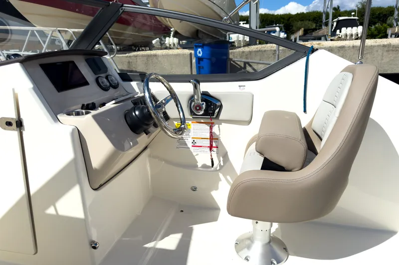 Slide: The Image of Boston Whaler 210 Vantage 2026 - 9
