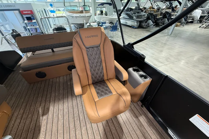 Slide: The Image of Harris Cruiser 230 2026 - 13