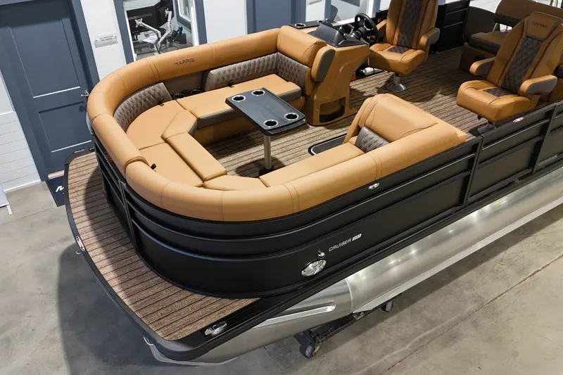 Slide: The Image of Harris Cruiser 230 2026 - 18