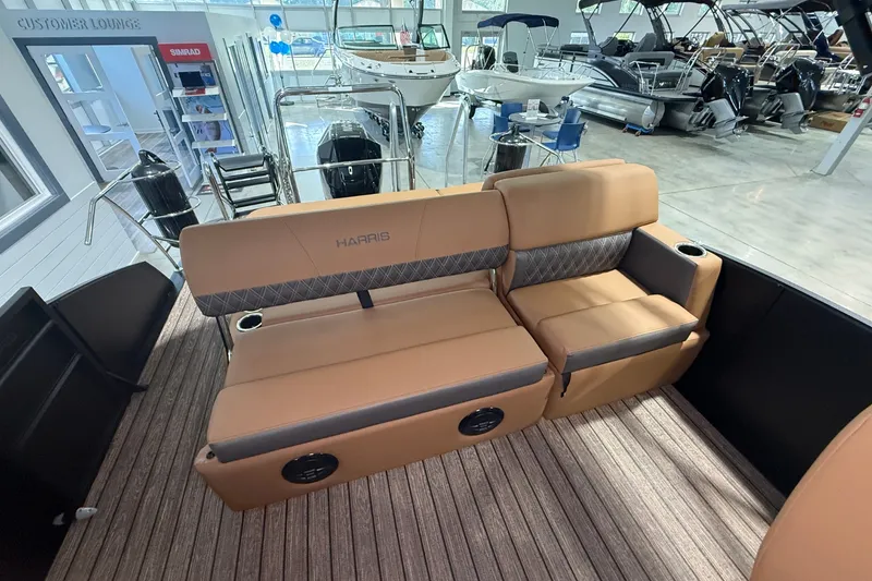 Slide: The Image of Harris Cruiser 230 2026 - 8