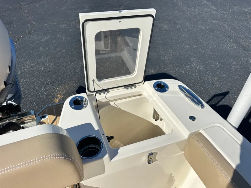 Slide: The Image of Scout 240 XSF 2026 - 9