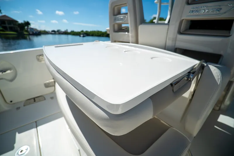 Slide: The Image of Boston Whaler 330 Outrage 2026 - 10