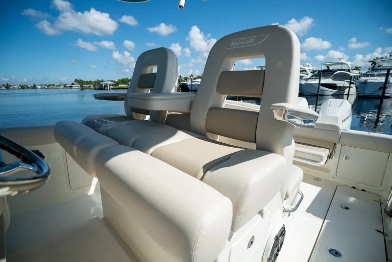 Slide: The Image of Boston Whaler 330 Outrage 2026 - 11