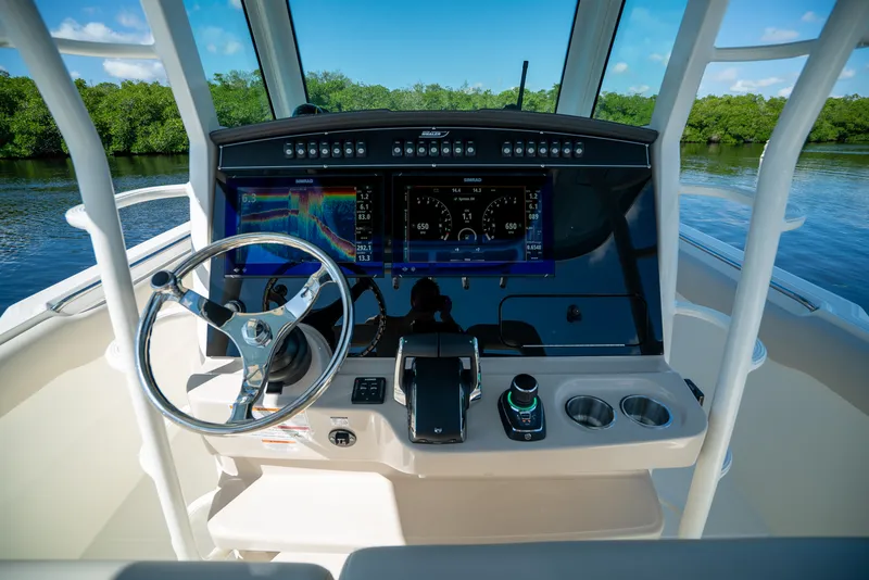 Slide: The Image of Boston Whaler 330 Outrage 2026 - 12
