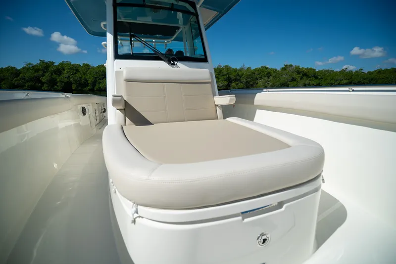 Slide: The Image of Boston Whaler 330 Outrage 2026 - 16