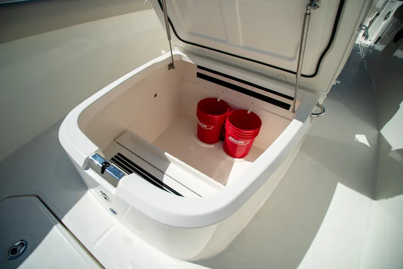 Slide: The Image of Boston Whaler 330 Outrage 2026 - 17