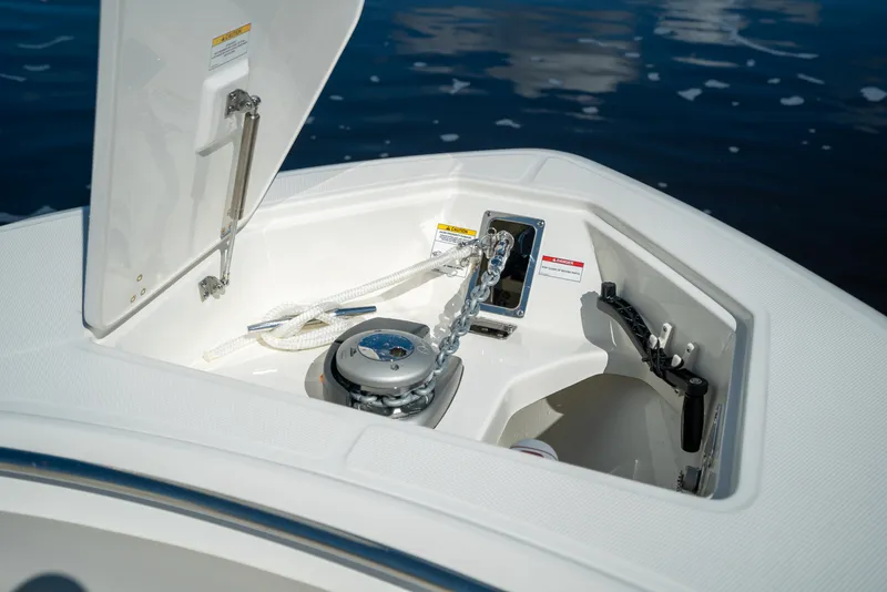 Slide: The Image of Boston Whaler 330 Outrage 2026 - 20