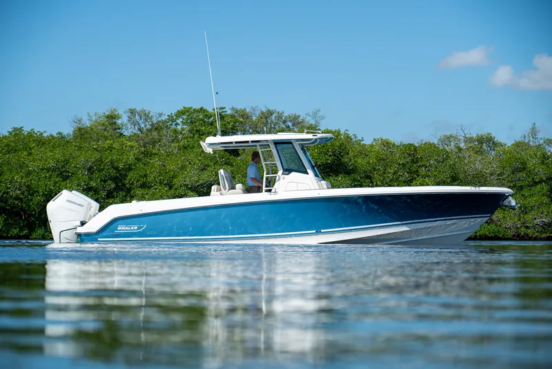 Slide: The Image of Boston Whaler 330 Outrage 2026 - 21