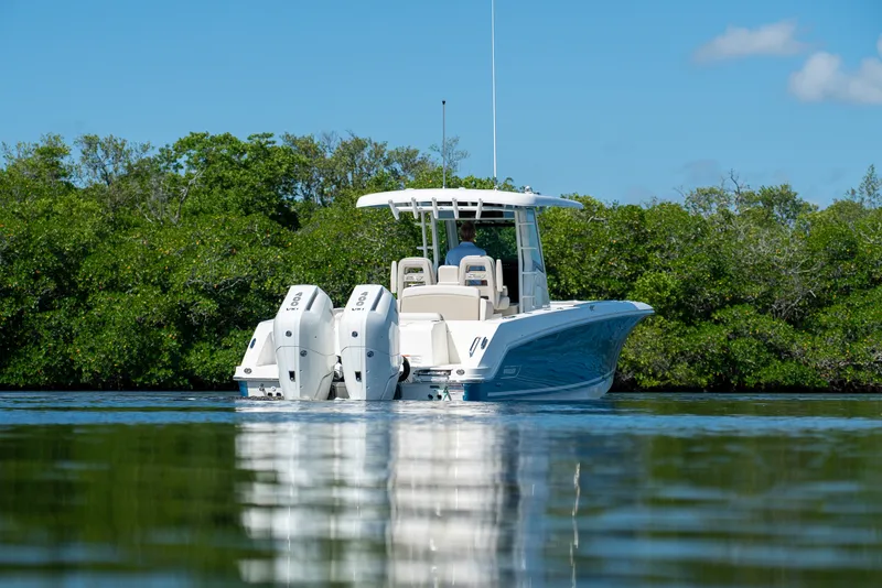 Slide: The Image of Boston Whaler 330 Outrage 2026 - 22