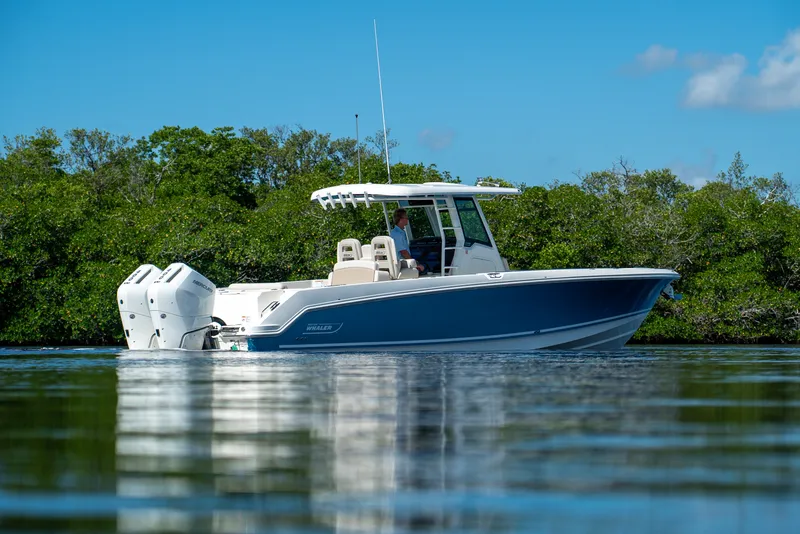 Slide: The Image of Boston Whaler 330 Outrage 2026 - 32