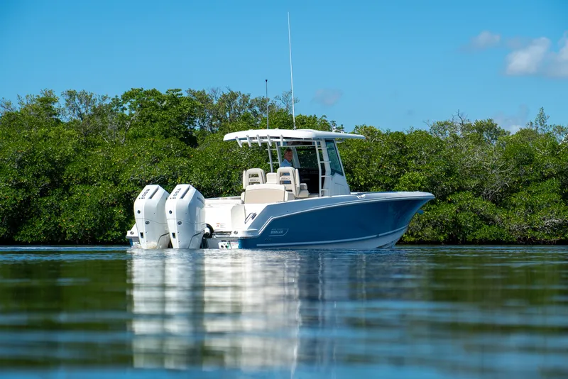 Slide: The Image of Boston Whaler 330 Outrage 2026 - 34