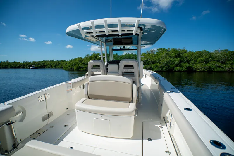 Slide: The Image of Boston Whaler 330 Outrage 2026 - 5