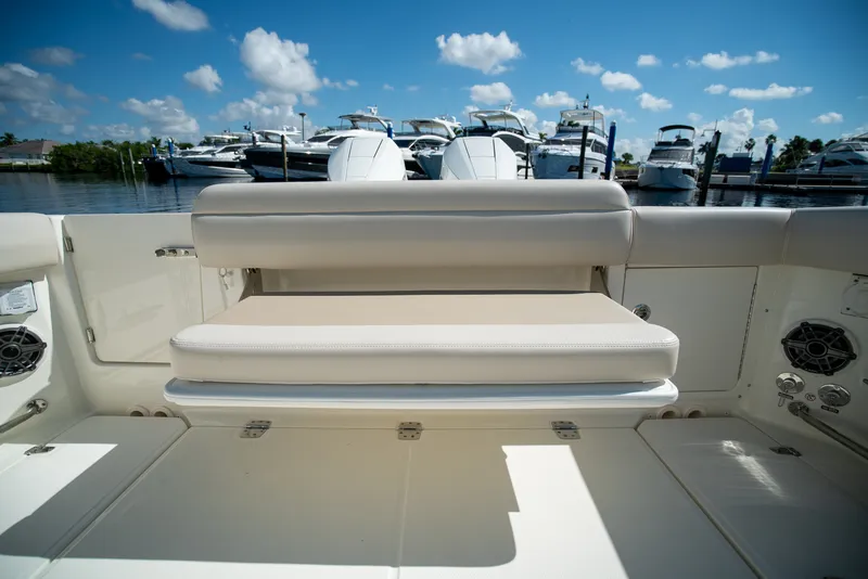 Slide: The Image of Boston Whaler 330 Outrage 2026 - 7