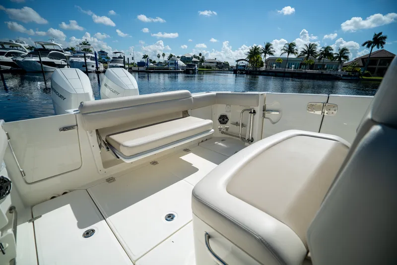 Slide: The Image of Boston Whaler 330 Outrage 2026 - 8