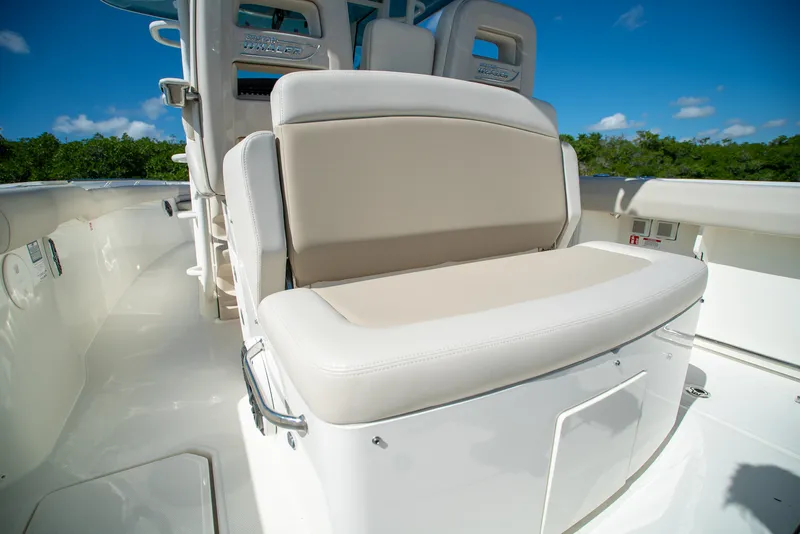 Slide: The Image of Boston Whaler 330 Outrage 2026 - 9