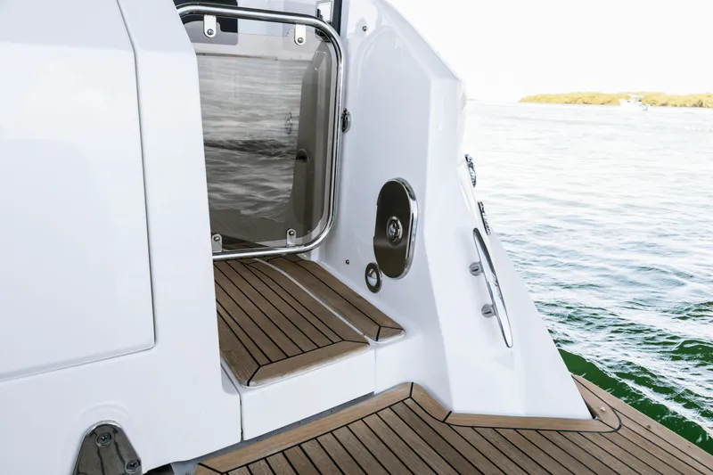 Slide: The Image of Sea Ray Sundancer 320 Outboard 2026 - 22